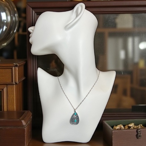 Fashion Jewelry Jewelry - Beautiful Antique Style Silver Leaf Pendant Necklace